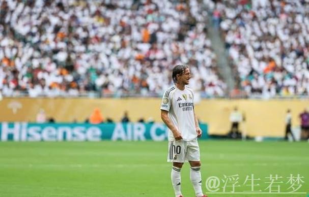 魔笛告别皇马：洒下3500万，赢得597场与28冠，7万球迷致敬，阿隆索送别一吻